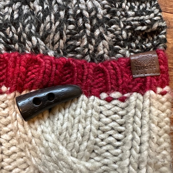 Roots Cabin Collection hooded scarf with pockets - Picture 3 of 3